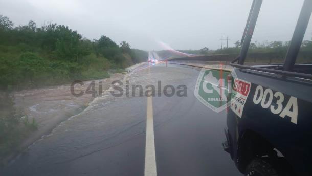 Se desborda dren en la carretera Benito Juárez, a la altura de La Platanera, Navolato 