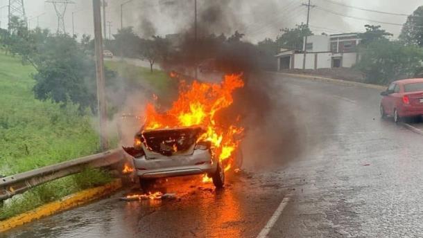 En medio de la tormenta, automóvil arde en llamas y queda calcinado en Culiacán 