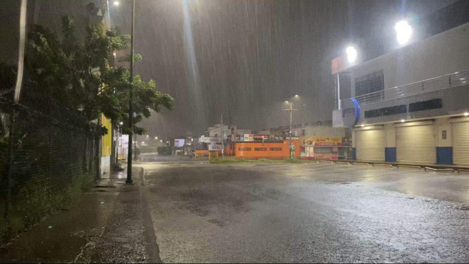 Fuertes lluvias de «Norma» azotan Culiacán la noche de este domingo