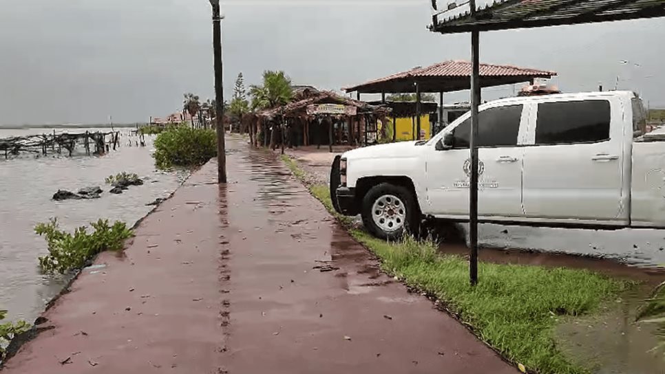 Cierran carretera México 15 tras desbordar el río en Barras de Piaxtla