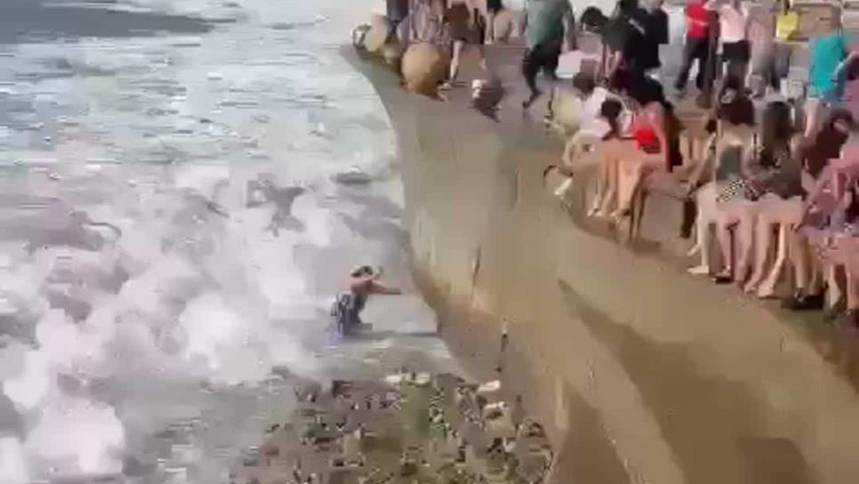 Mujer cae al mar embravecido tras golpearla una ola en Mazatlán