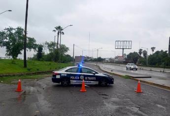 Desborda Presa Derivadora en Culiacán; cierran paso a la circulación