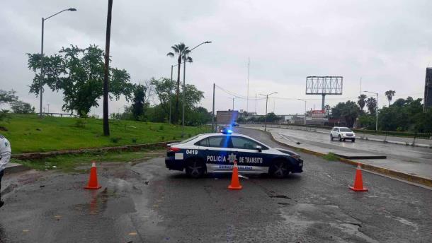Desborda Presa Derivadora en Culiacán; cierran paso a la circulación