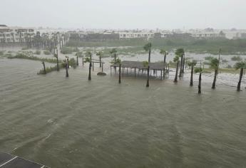 Se sale el mar en Altata por lluvias de «Norma»; destruye parte del malecón