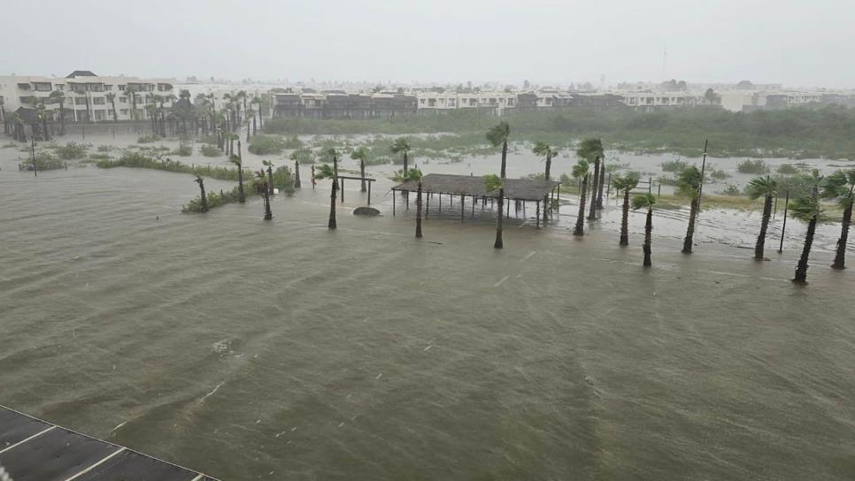 Se sale el mar en Altata por lluvias de «Norma»; destruye parte del malecón