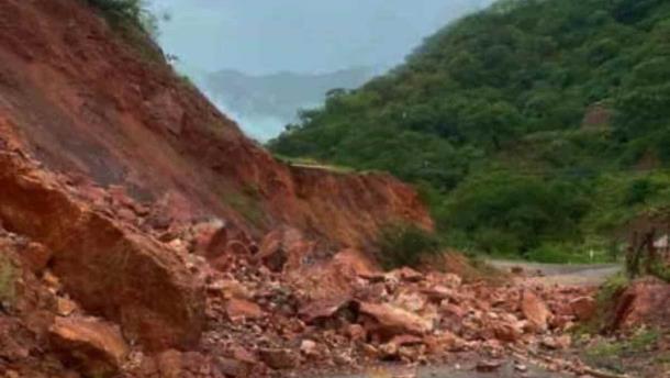 Deslaves en cerros de Badiraguato bloquean carreteras
