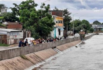 Canales no se dieron abasto con lluvias de «Norma» en Mazatlán y se desbordaron