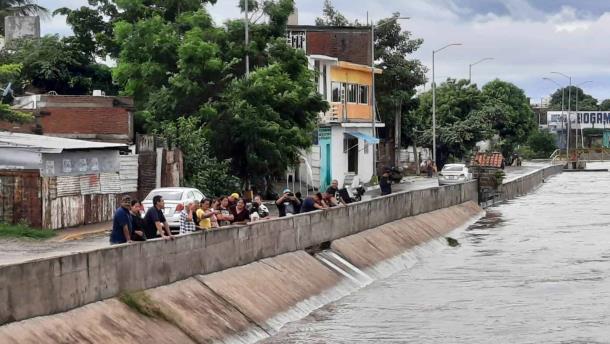 Canales no se dieron abasto con lluvias de «Norma» en Mazatlán y se desbordaron
