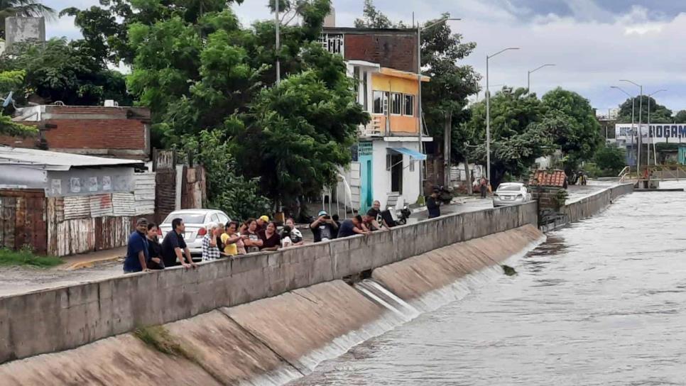 Canales no se dieron abasto con lluvias de «Norma» en Mazatlán y se desbordaron