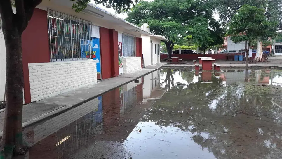 Muchas escuelas están bajo el agua aún. FOTO: Luz Noticias