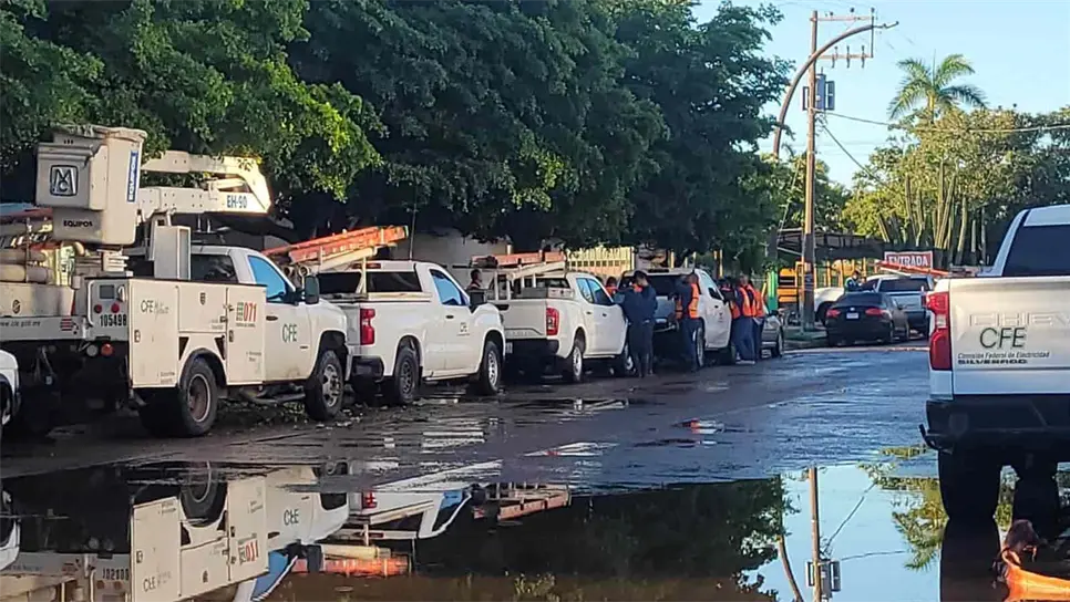 Las cuadrillas especiales para restablecer el servicio.