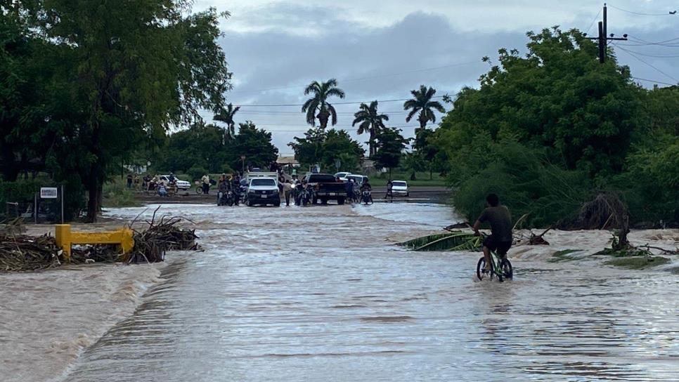 Casas bajo el agua y familias en los techos; «Norma» deja daños severos en Villa Juárez Navolato