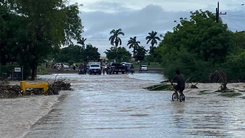 Casas bajo el agua y familias en los techos; «Norma» deja daños severos en Villa Juárez Navolato.