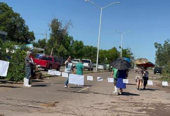 Tras inundarse hasta las rodillas en sus casas, vecinos de Valle Bonito bloquean la Mochis - Ahome 