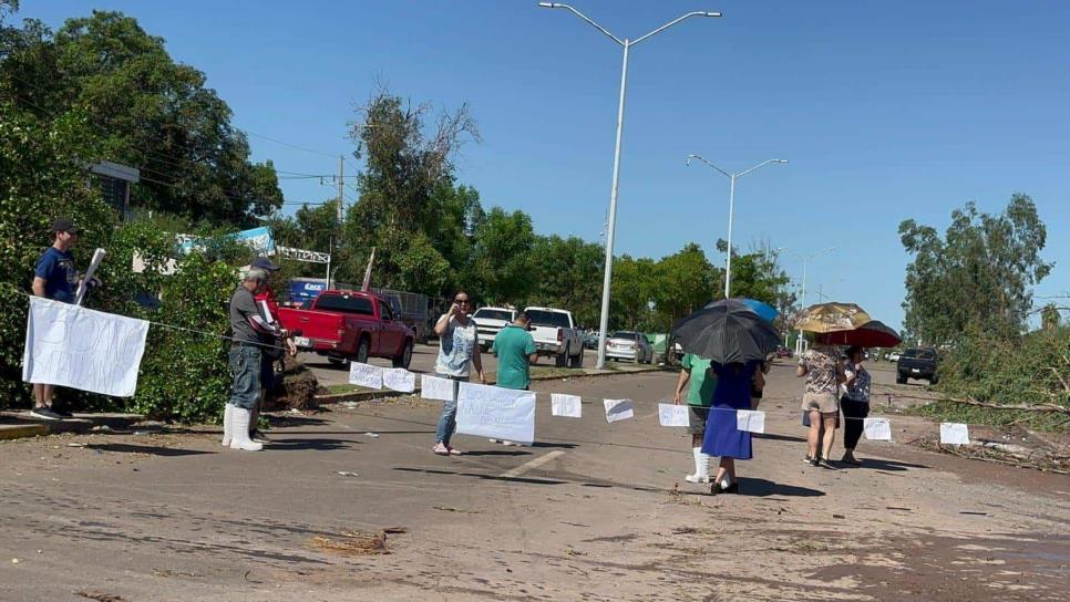 Tras inundarse hasta las rodillas en sus casas, vecinos de Valle Bonito bloquean la Mochis - Ahome 