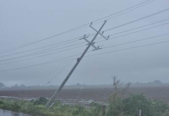 Se caen postes de la CFE por la carretera a Eldorado, en la sindicatura de Costa Rica