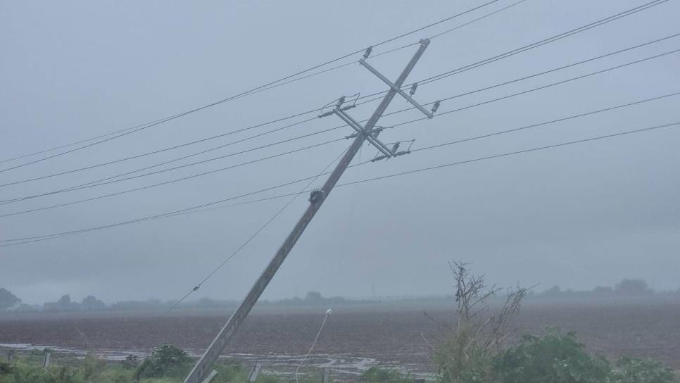 Se caen postes de la CFE por la carretera a Eldorado, en la sindicatura de Costa Rica