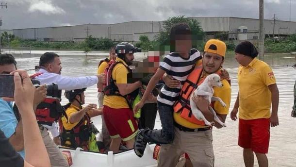 Más de 40 horas acorralados; en lanchas rescatan a familias inundadas de Villa Juárez, Navolato 