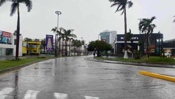 Cierran circulación vial en avenidas de Mazatlán por encharcamientos