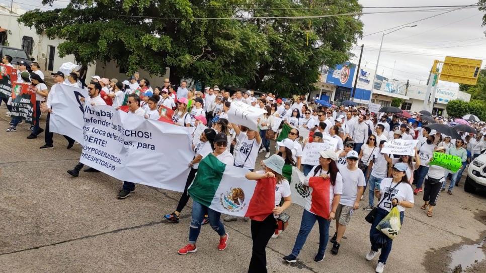 Marchan en Los Mochis trabajadores del Poder Judicial, buscan frenar recorte millonario