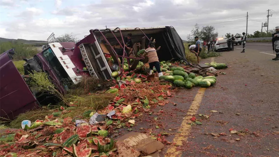 El camión volcado en los Cerros de Barobampo.