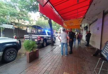 Pistola en mano, solitario sujeto atraca una tienda departamental en Culiacán