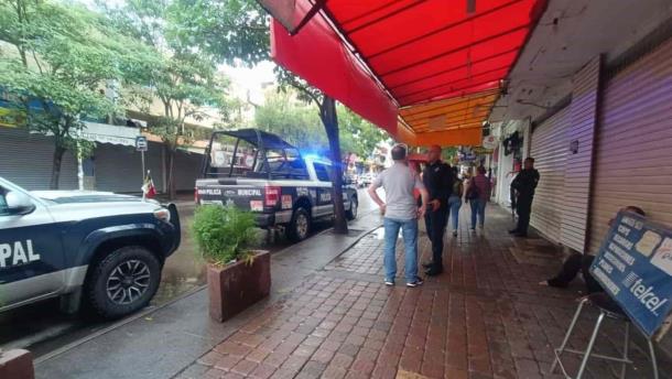Pistola en mano, solitario sujeto atraca una tienda departamental en Culiacán