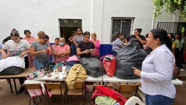 Entregan ropa y despensas a familias de La Palma y Bachimeto, en Navolato.