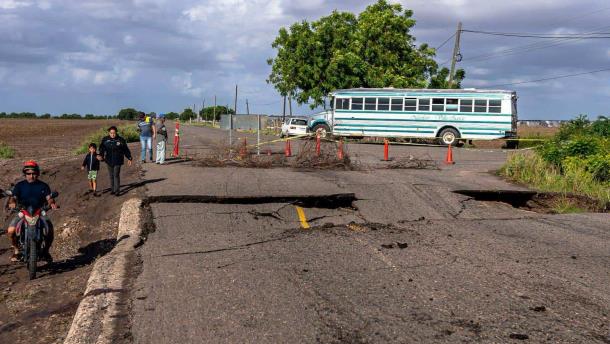 Gobierno de Sinaloa recorre carreteras y puentes dañados por «Norma» para su reparación 