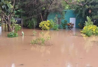 Con el agua hasta las ventanas deja «Norma» casas del Cinco de Mayo, Navolato