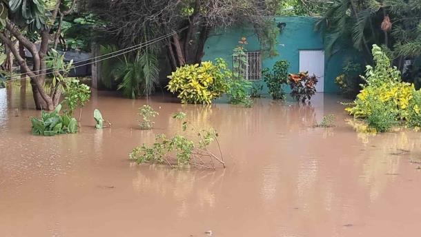 Bajo el agua, casas y escuelas en el Ejido Cinco de Mayo, Navolato, tras el paso de Norma
