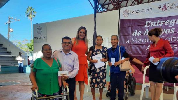 Madres solteras y adultos mayores de Mazatlán reciben 650 mil pesos de apoyo