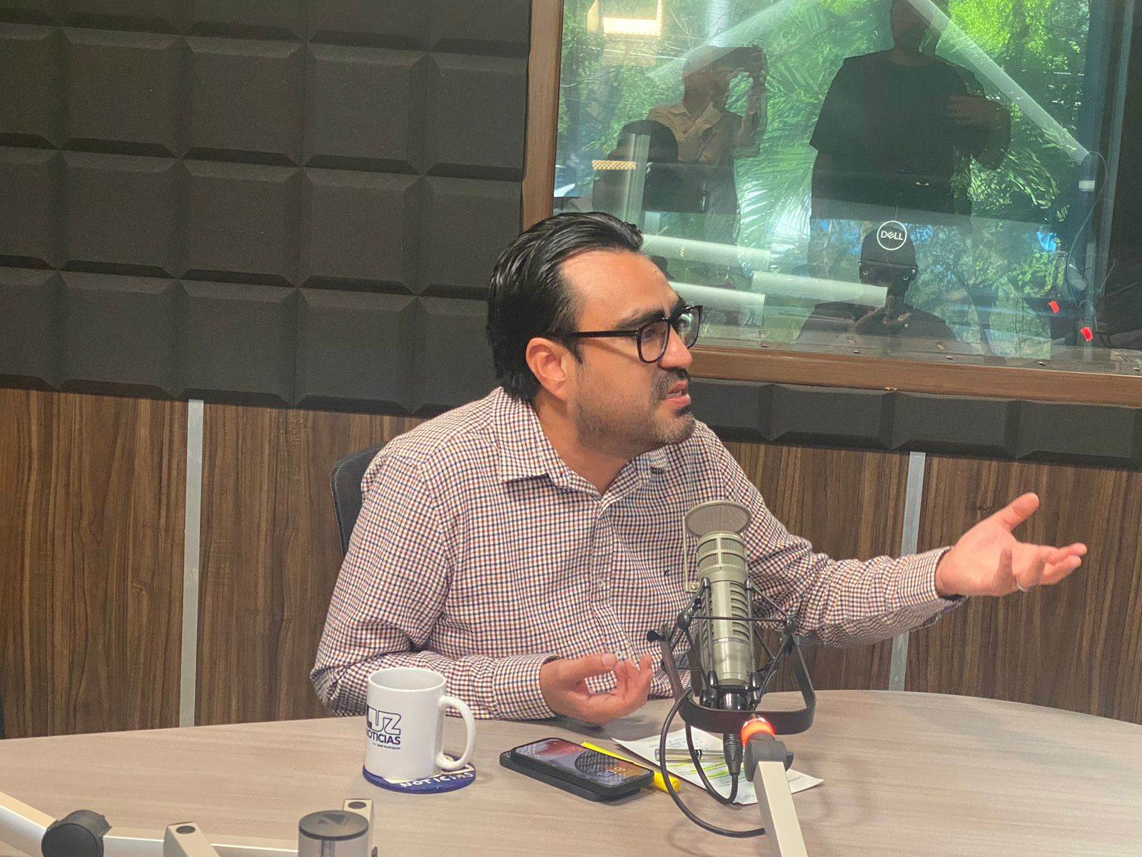 Juan de Dios Gámez Mendívil en el estudio de Luz Noticias. FOTO: Luz Noticias