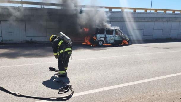 Destruida quedó una camioneta incendiada por La Costerita en Culiacán