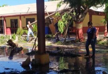 Padres denuncian abandono por parte de autoridades de escuelas destrozadas en Ahome