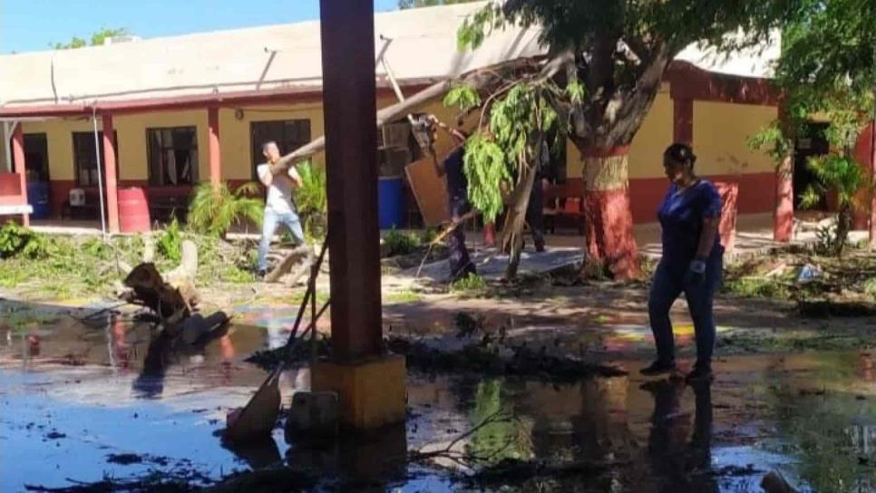 Padres denuncian abandono por parte de autoridades de escuelas destrozadas en Ahome