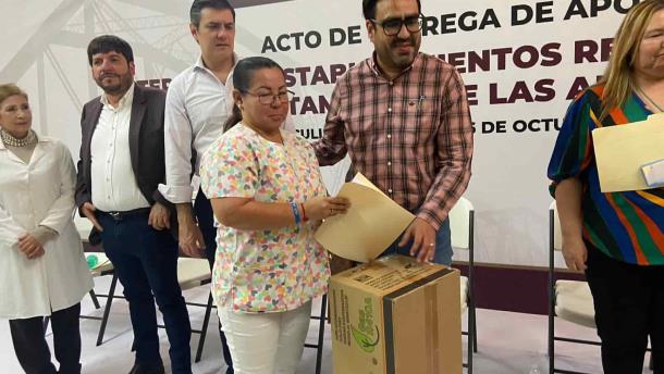 Alcalde de Culiacán entrega aires acondicionados y muebles en centros de rehabilitación