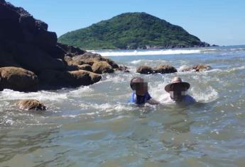 Rescatan con éxito a tres turistas tras caer a un pozo en playas de Mazatlán