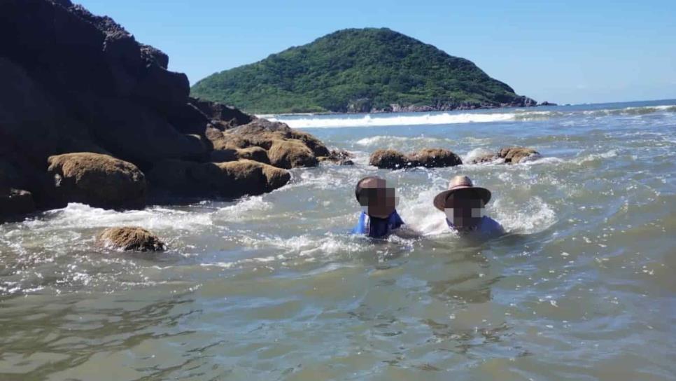 Rescatan con éxito a tres turistas tras caer a un pozo en playas de Mazatlán Rescatan con éxito a tres turistas tras caer a un pozo en playas de Mazatlán