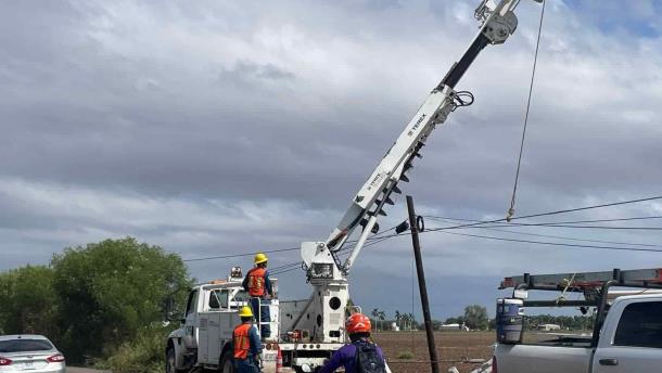 Avanza lentamente la reconexión de energía eléctrica en Los Mochis tras «Norma»