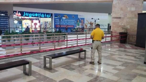 Delimitan barandal de Plaza Fórum en Culiacán por ser riesgoso para niños  