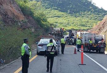 Vuelca camión cargado con concreto y cierran circulación al libramiento Mazatlán-Villa Unión 