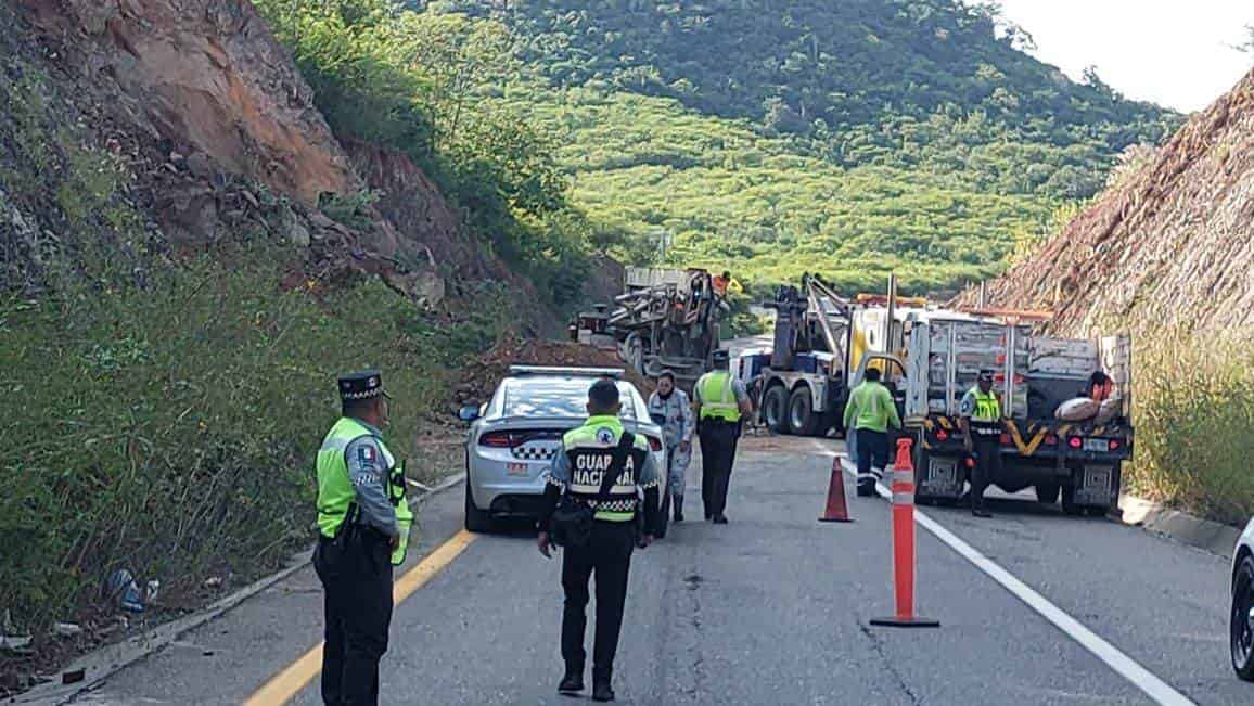 Vuelca camión cargado con concreto y cierran circulación al libramiento Mazatlán-Villa Unión 