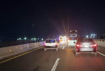 Al evadir un bache en la Maxipista se accidenta una pareja