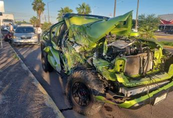 Conductor se accidenta y termina con su camioneta debajo de un camión de carga en Culiacán