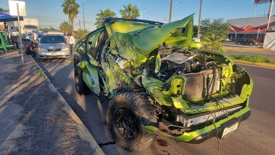 Conductor se accidenta y termina con su camioneta debajo de un camión de carga en Culiacán