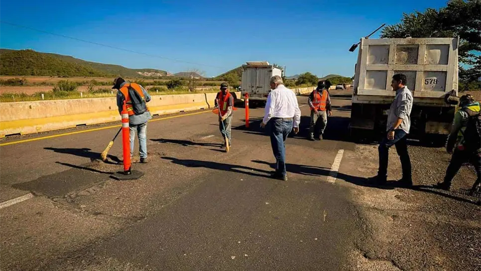 El Gobernador supervisa los trabajos de bacheo.