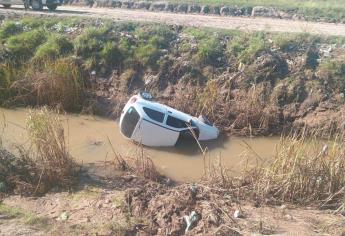 Pareja de adultos se accidenta por la México 15 al caer a un dren en Cortines
