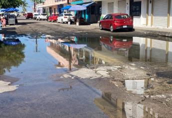 Truenan vecinos del Centro de Mazatlán por aguas negras