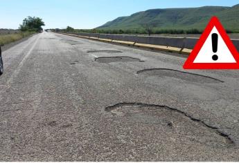 Esta carretera de Sinaloa está llena de baches; representa un peligro